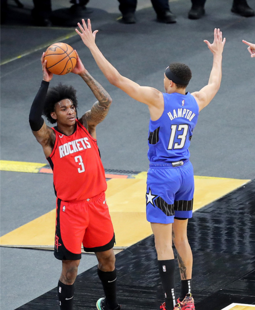 开云中国-从阿斯顿维拉调整名单到山东男篮关键时刻迎来里程碑,休斯敦火箭冲刺阶段门线救险